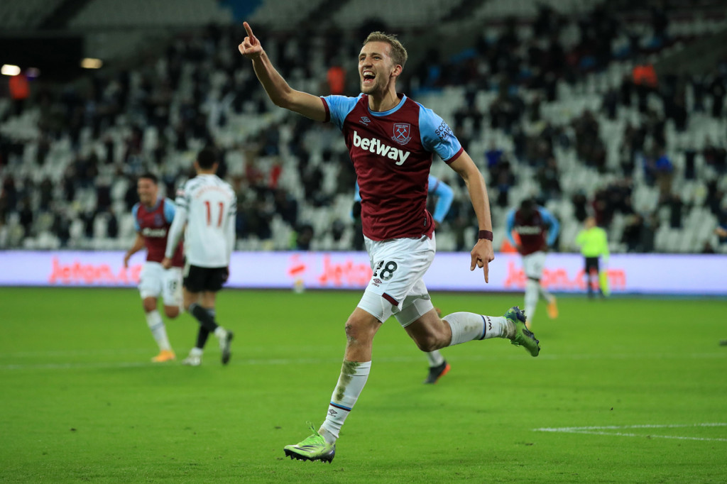 Tomas Soucek melakukan selebrasi usai mencetak gol ke gawang MU. AFP Photo/Adam Davy