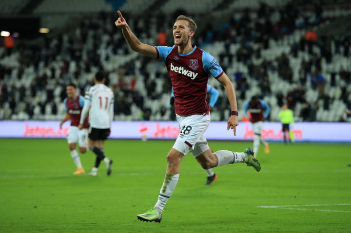 Tomas Soucek melakukan selebrasi usai mencetak gol ke gawang MU. AFP Photo/Adam Davy