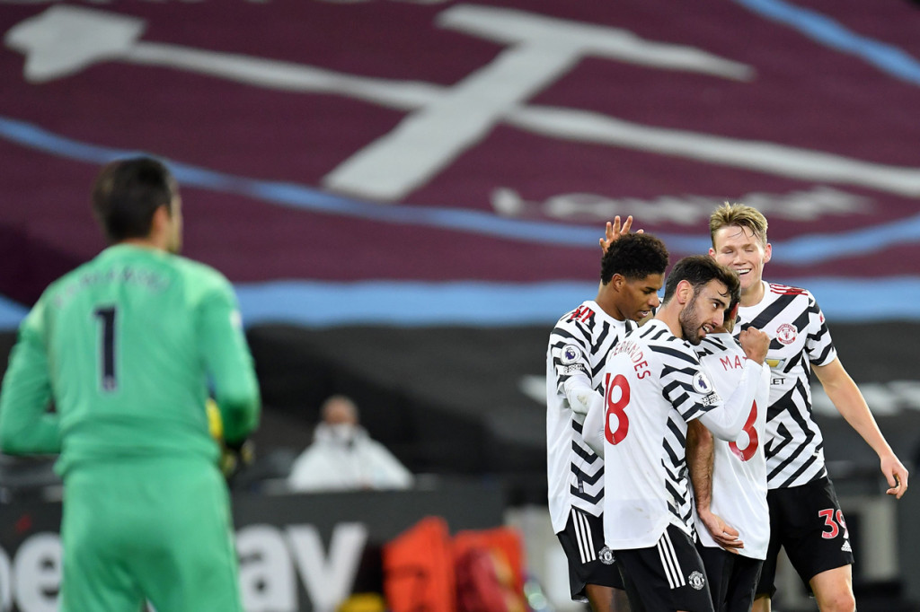 Tiga belas menit sebelum laga usai MU mencetak gol ketiganya di laga ini. Umpan terukur Juan Mata tidak disia-siakan Rashford yang melepaskan tendangan lob untuk mengecoh Fabianski. AFP Photo/Justin Setterfield
