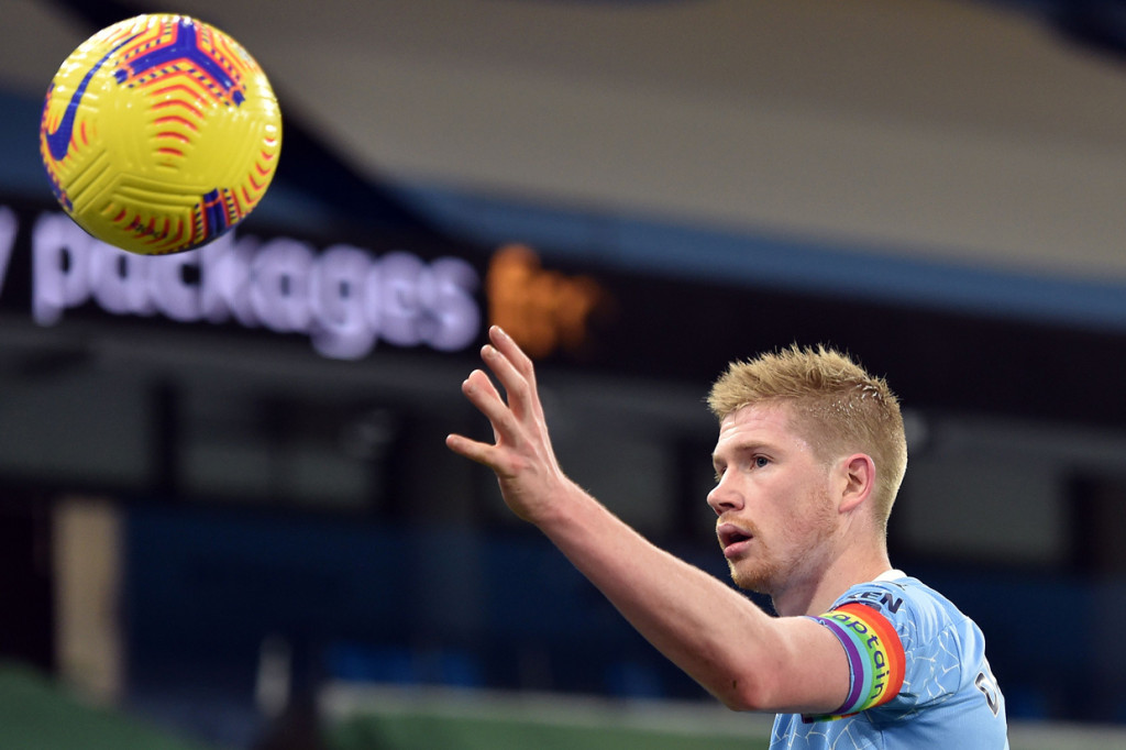 Kevin De Bruyne maju sebagai eksekutor. Tendangannya dari titik putih mengubah skor jadi 2-0 di menit 25. AFP Photo/Peter Powell