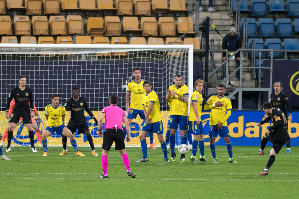 Dengan hasil ini, Barcelona kini menempati peringkat ketujuh klasemen Liga Spanyol dengan 14 poin dari 10 laga. Mereka teringgal 12 poin dari Atletico Madrid yang ada di puncak. Sementara Cadiz ada di urutan kelima dengan 18 poin.