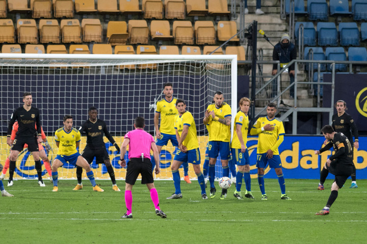 Dengan hasil ini, Barcelona kini menempati peringkat ketujuh klasemen Liga Spanyol dengan 14 poin dari 10 laga. Mereka teringgal 12 poin dari Atletico Madrid yang ada di puncak. Sementara Cadiz ada di urutan kelima dengan 18 poin.
