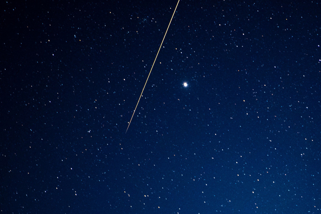 Sebelumnya pada hari Sabtu, kapsul ini diambil oleh kamera sebagai bola api mempesona yang melesat di atas wilayah Coober Pedy Australia.
