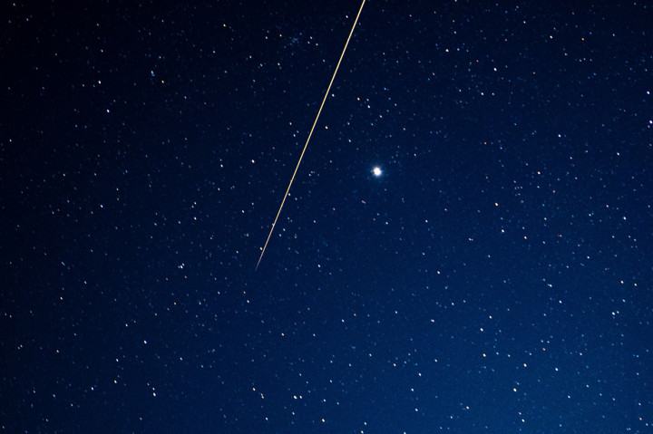 Sebelumnya pada hari Sabtu, kapsul ini diambil oleh kamera sebagai bola api mempesona yang melesat di atas wilayah Coober Pedy Australia.
