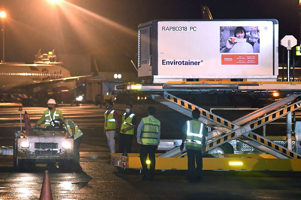 Vaksin covid-19 buatan perusahaan farmasi Sinovac dibawa dari Beijing, Republik Rakyat Tiongkok, dengan menggunakan pesawat charter dari maskapai Garuda Indonesia jenis Boeing 777-300 ER, nomor registrasi PK-GIC.