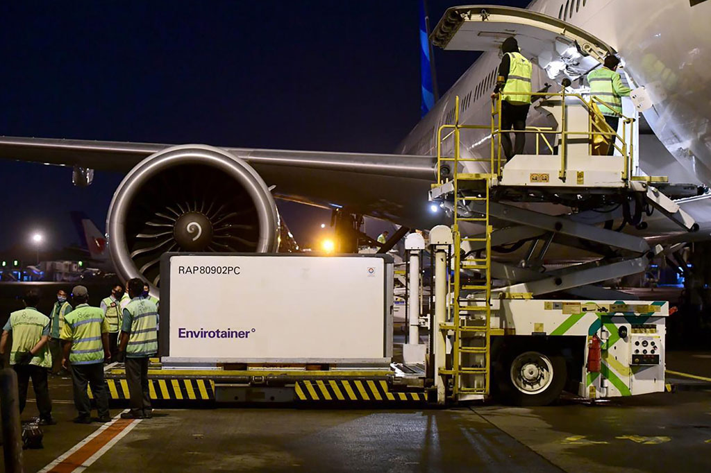 Setibanya di Bandara Internasional Soekarno-Hatta, envirotainer akan dibawa ke warehouse Garuda untuk dilakukan pengisian ulang daya. Setelah itu, vaksin kemudian akan langsung dibawa ke Bio Farma di Kota Bandung.