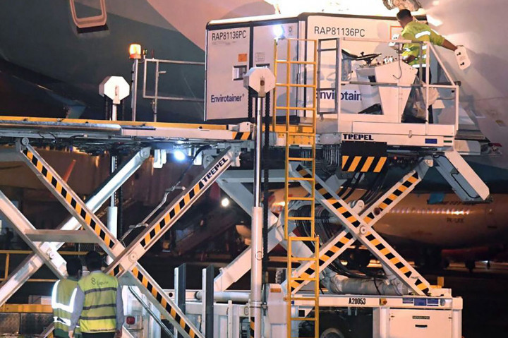 Sebanyak 1,2 juta vaksin covid-19 dalam tujuh envirotainer tiba di Tanah Air pada Minggu, 6 Desember 2020 malam.