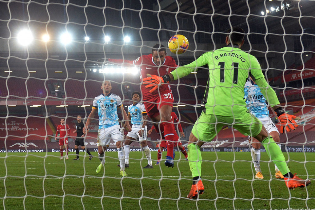 Memanfaatkan tendangan sudut yang dilepaskan Mohamed Salah, Matip sukses melesakkan sundulan ke gawang Wolves yang membuat skor menjadi 3-0. AFP Photo/Peter Powell