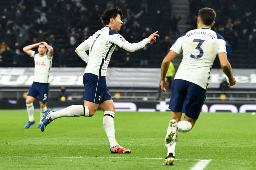 Son membuka keunggulan Tottenham pada menit 13. Pemain asal Korea Selatan itu membuat gol indah lewat tendangan dari luar kotak penalti.