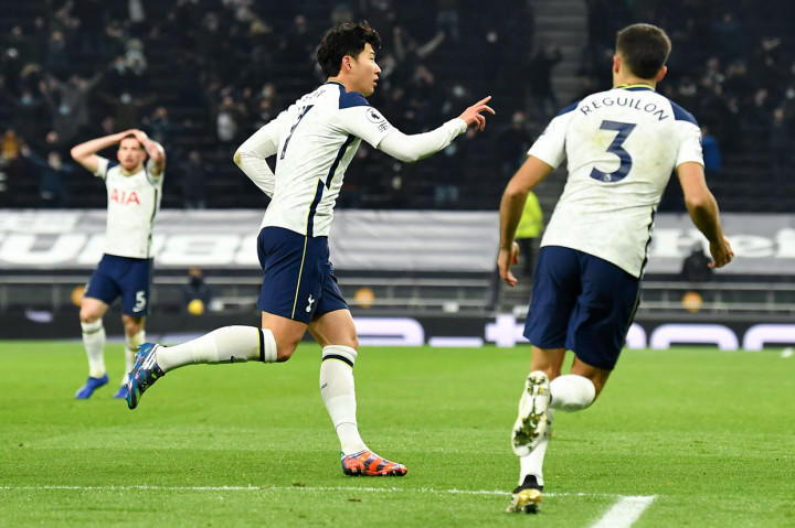 Son membuka keunggulan Tottenham pada menit 13. Pemain asal Korea Selatan itu membuat gol indah lewat tendangan dari luar kotak penalti.