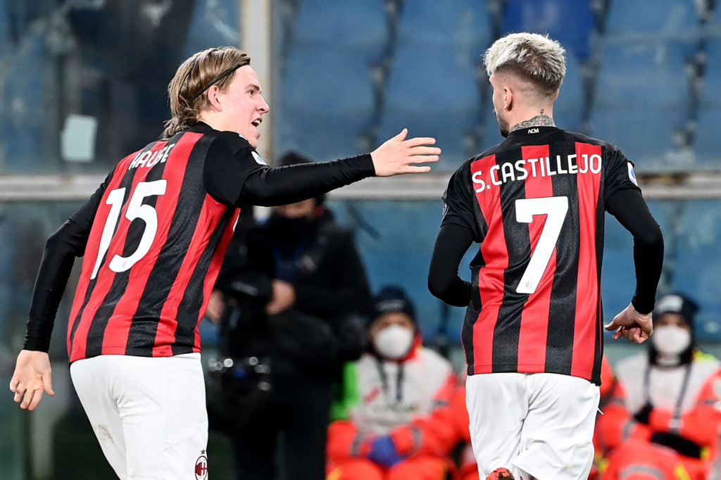 Samuel Castillejo melakukan selebrasi usai mencetak gol ke gawang Sampdoria.
