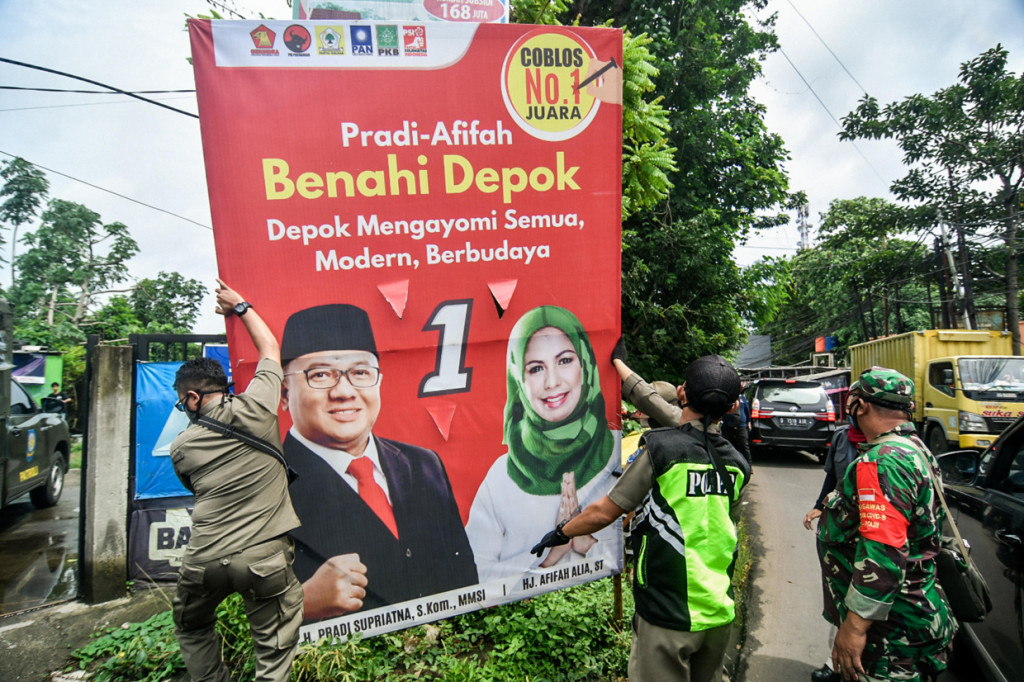 Petugas gabungan dari Satpol PP, Dishub, dan TNI melakukan penertiban Alat Peraga Kampanye (APK) di sejumlah daerah, termasuk di Depok, Jawa Barat.