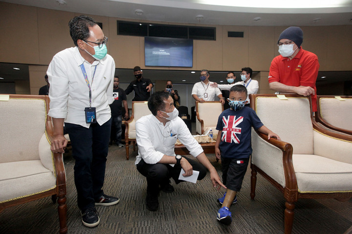 Ketua Yayasan Kick Andy, Andy Noya (kanan) bersama Presiden Direktur PT Angkasa Pura II Muhammad Awaludin (kedua kiri) dan Direktur Keuangan Wiweko Probojakti (kiri) berbincang dengan penerima program kaki palsu Muhammad Attar di Kantor Pusat Angkasa Pura II , Tangerang, Banten.