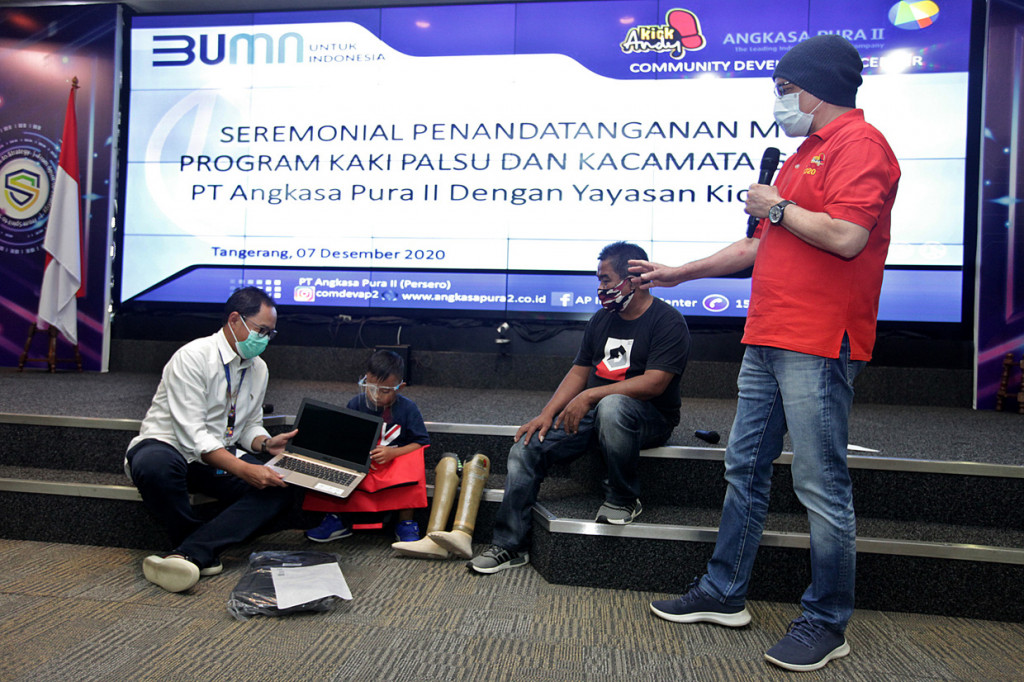 Angkasa Pura II dan Yayasan Kick Andy melakukan nota kesepahaman program kaki palsu dan pemberian kacamata baca untuk anak-anak sekolah sebagai bentuk kepedulian kepada penyandang disabilitas dan penderita gangguan penglihatan pada anak sekolah.