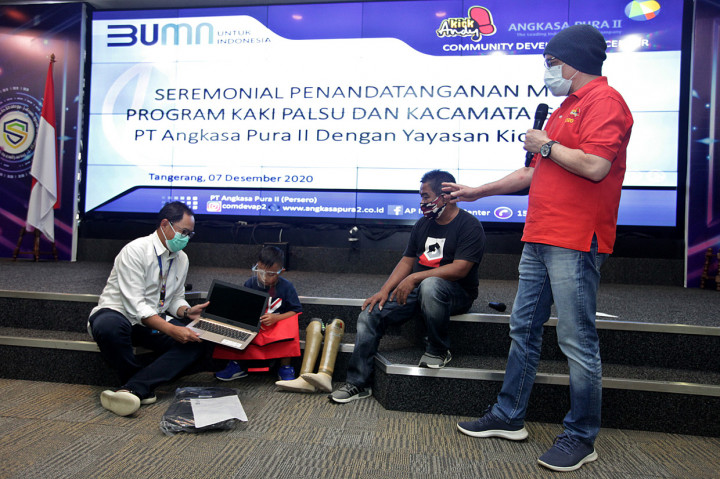 Angkasa Pura II dan Yayasan Kick Andy melakukan nota kesepahaman program kaki palsu dan pemberian kacamata baca untuk anak-anak sekolah sebagai bentuk kepedulian kepada penyandang disabilitas dan penderita gangguan penglihatan pada anak sekolah.