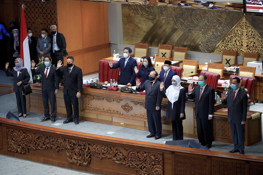 Pimpinan Komisi Yudisial (KY) terpilih saat berdiri di depan anggota usai disahkan dalam Rapat Paripurna ke-9 Masa Persidangan II Tahun Sidang 2020-2021 di Kompleks Parlemen MPR/DPR-DPD, Senayan, Jakarta.