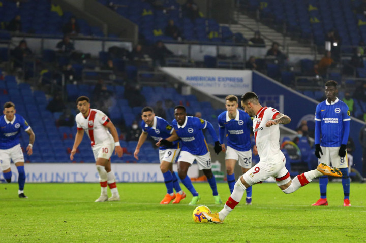 Danny Ings kembali dari cedera untuk mencetak gol kemenangan dari titik penalti saat Southampton bangkit dari ketinggalan untuk mengalahkan Brighton 2-1 pada pekan ke-11 Liga Premier Inggris, Selasa, 8 Desember 2020 dini hari WIB. 