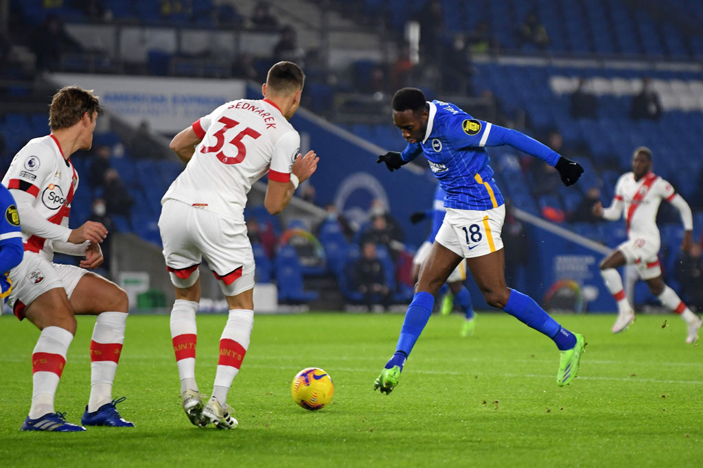 Sebelumnya, Brighton memulai laga dengan gemilang di depan 2.000 pendukung - kembali ke stadion untuk pertama kalinya dalam sembilan bulan.