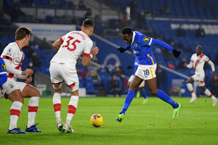 Sebelumnya, Brighton memulai laga dengan gemilang di depan 2.000 pendukung - kembali ke stadion untuk pertama kalinya dalam sembilan bulan.