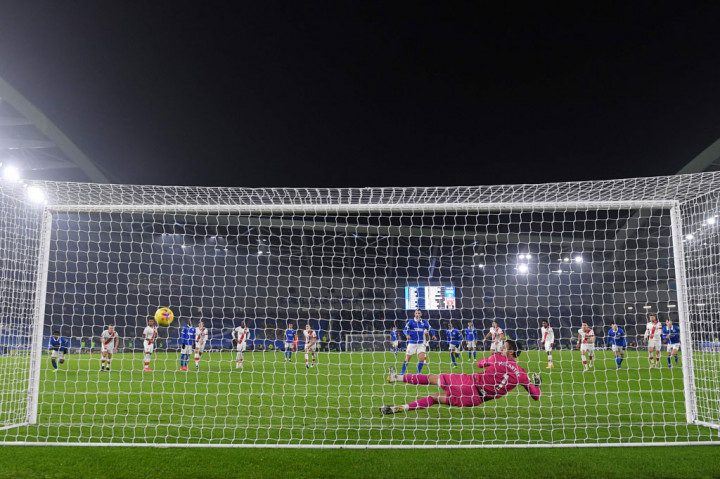 Mereka memimpin pada menit ke-26 ketika wasit David Coote menunjuk titik putih setelah umpan silang Danny Welbeck mengenai lengan James Ward-Prowse di kotak terlarang. Eksekusi penalti Pascal Gross berhasil mengecoh kiper tim tamu Alex McCarthy.