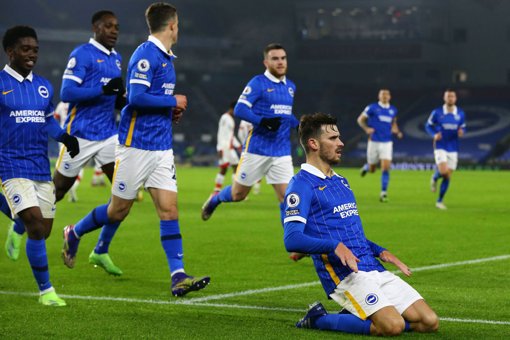 Pascal Gross (kanan) meluapkan kegembiraannya usai membawa timnya unggul 1-0 lewat eksekusi penalti.