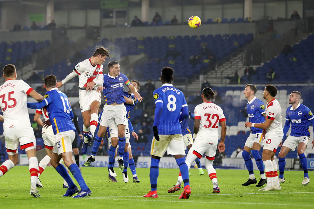 Pasukan Ralph Hasenhuttl kemudian menyamakan kedudukan tepat sebelum peluit babak pertama berakhir lewat sundulan Jannik Vestergaard menyambut umpan matang Ward-Prowse.