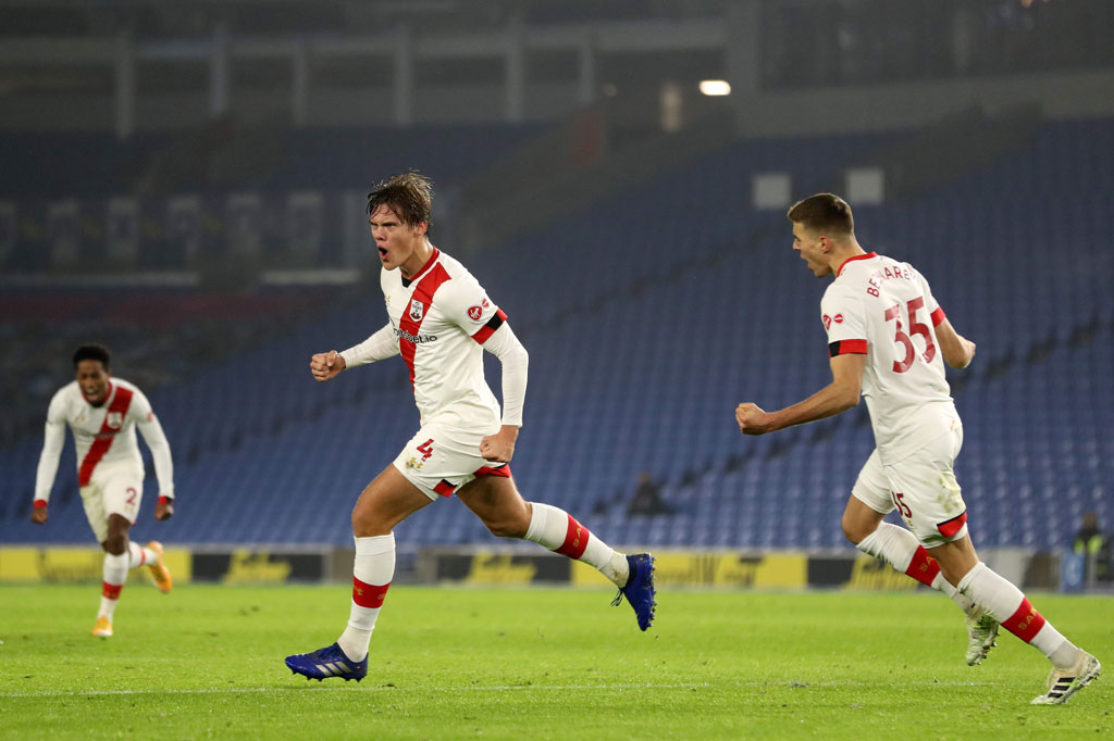 Jannik Vestergaard (tengah) melakukan selebrasi usai mencetak gol penyama bagi timnya.