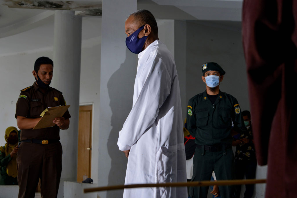 Mahkamah Syar'iah Kota Banda Aceh menetapkan hukuman cambuk terhadap enam terpidana pelanggar peraturan daerah (qanun) nomor 6/2014 tentang hukum jinayat. Keenam terpidana dihukum 10 hingga 37 kali cambukan.