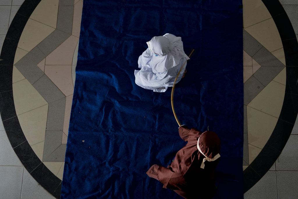 Terpidana berinisial M, 22, dicambuk 37 kali dengan kasus pelecehan seksual, D dan M yang terbukti melakukan sabung ayam dicambuk 10 kali, sementara tiga terpidana judi togel masing-masing M, A dan terpidana perempuan A dicambuk sebanyak 27 kali.