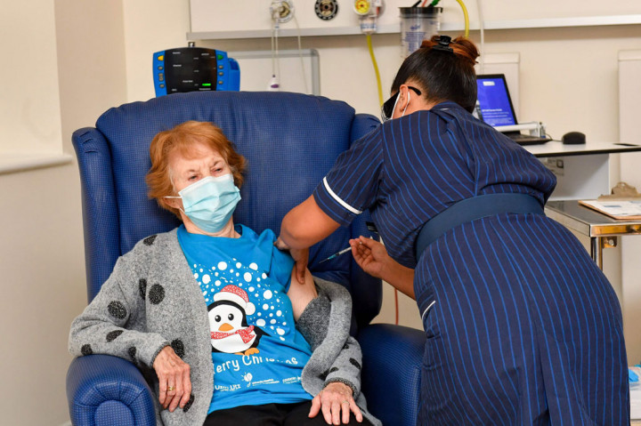 Inggris, Selasa, 8 Desember 2020, memulai program vaksinasi terbesar dalam sejarah negara itu. Seorang nenek berusia 90 tahun menjadi orang pertama yang menerima vaksin covid-19 yang diproduksi oleh Pfizer-BioNTech.