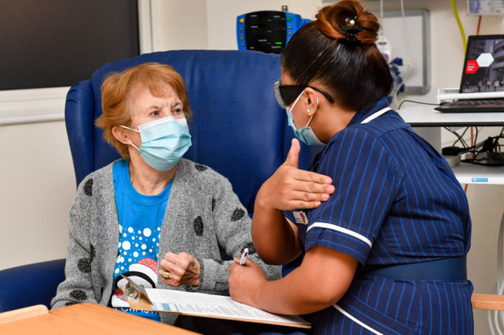 Vaksinasi bersejarah tersebut diberikan kepada Margaret Keenan di sebuah rumah sakit di Coventry, Inggris tengah.