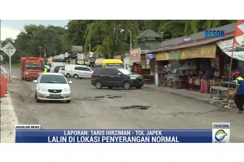 Aktivitas pedagang dan masyarakat di rest area KM 50 arah Cikampek pun berjalan seperti biasa.