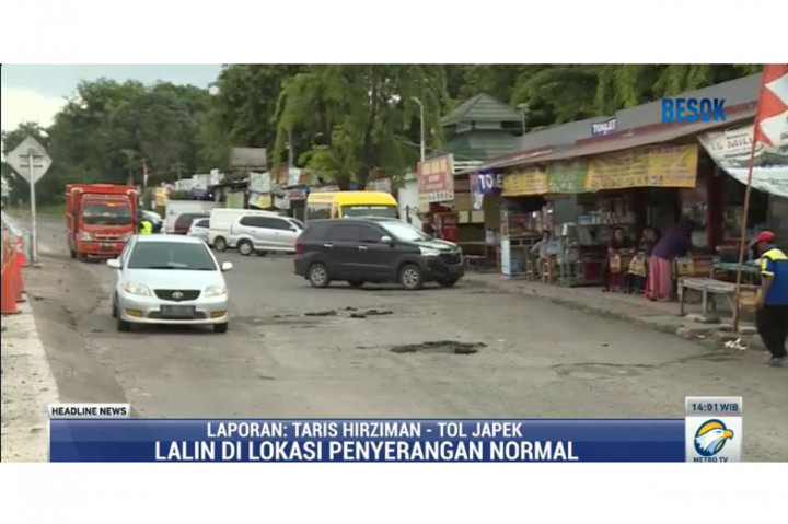 Aktivitas pedagang dan masyarakat di rest area KM 50 arah Cikampek pun berjalan seperti biasa.