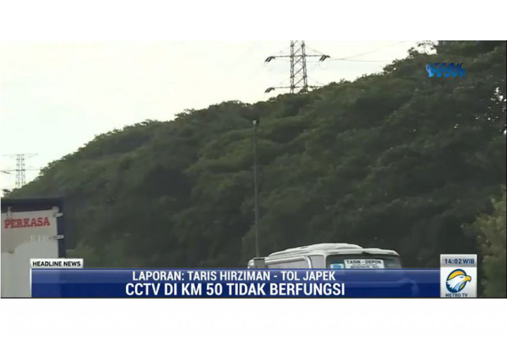 Lokasi penyerangan terhadap anggota polisi oleh pengikut Rizieq Shihab di Tol Jakarta-Cikampek KM 50 tidak dipasang garis polisi, Selasa, 8 Desember 2020. Situasi lalu lintas terpantau normal. 