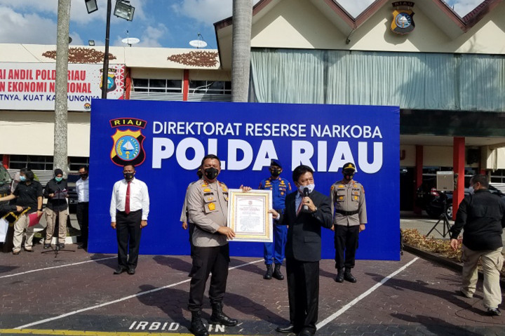 Terakhir pada awal bulan ini Polda Riau berhasil menyita sebanyak 94 Kg dan 22 ribu butir ekstasi dari penangkapan 4 lokasi diantaranya di Bantan, Bengkalis, dan Pekanbaru.