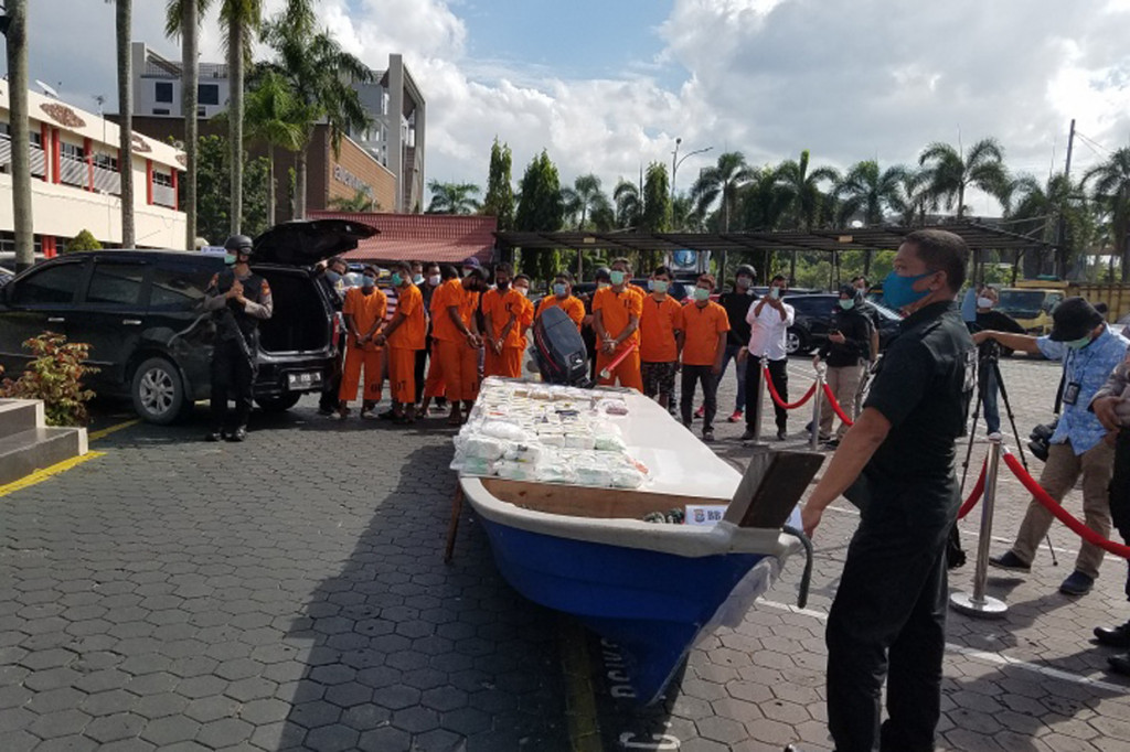 Kapolda menjelaskan, penangkapan terakhir berlangsung di Bantan, Bengkalis yang berhadapan dengan Selat Malaka dan Malaysia. Polisi berhasil menyita sekitar 47 Kg sabu dari kapal speedboat yang dibawa dari Malaysia.