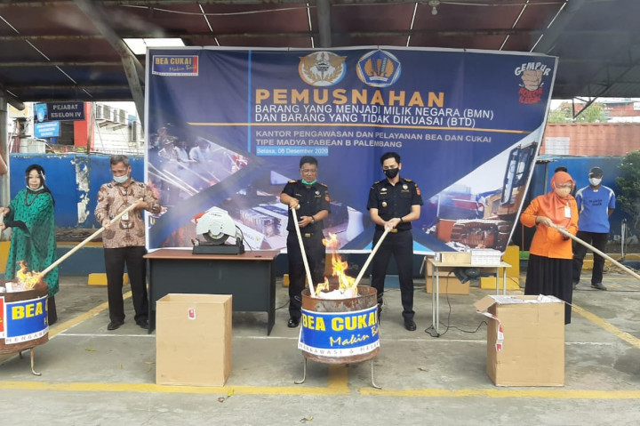 Dari seluruh barang sitaan, menurut Harris, negara mengalami kerugian lebih dari Rp 1,8 miliar. Kerugian terbesar ditimbulkan akibat penyelundupan rokok ilegal.
