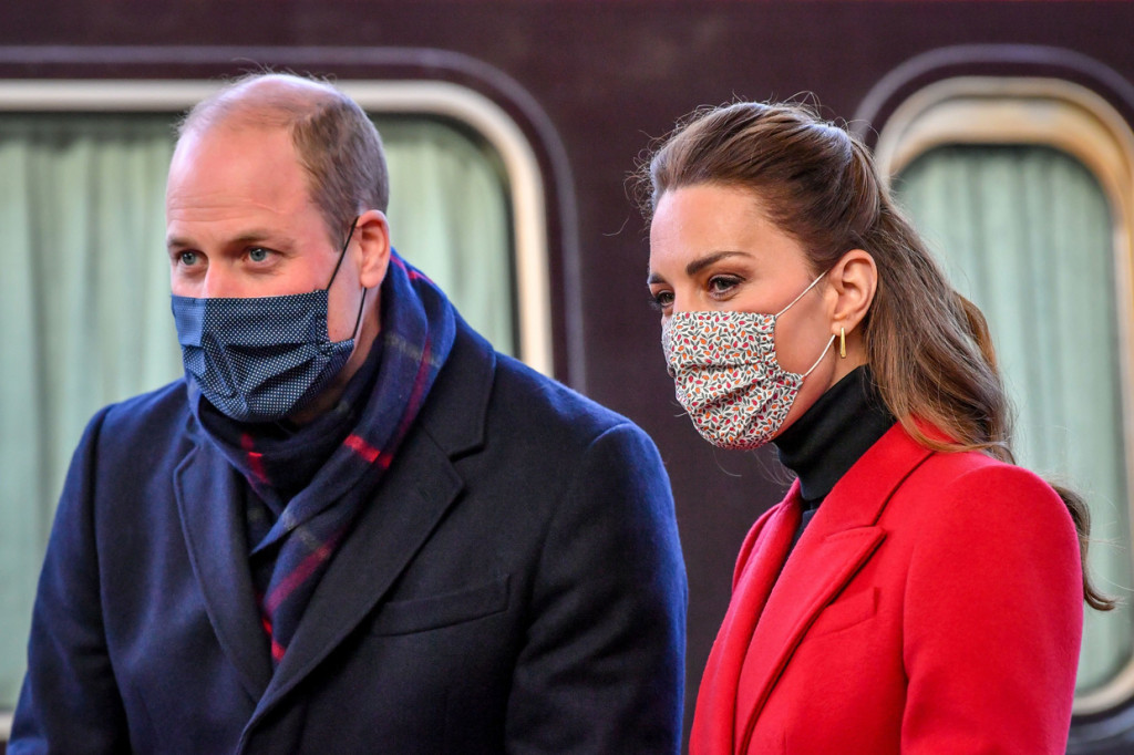 Pangeran William dan Kate Middleton melakukan tur terimakasih Royal Train di Inggris.