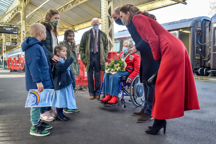 Pangeran William dan Kate Middleton akan menemui pekerja medis, relawan, staf panti jompo, guru, sekolah, hingga anak-anak muda untuk mendengarkan pengalaman inspiratif dan berterima kasih karena telah berjuang di masa penuh tantangan ini.