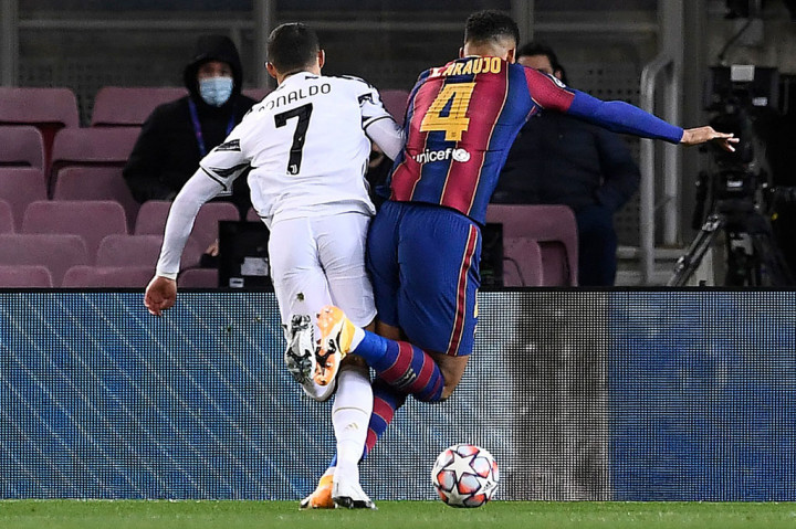 Juventus membuka pertandingan dengan inisiatif menyerang dan mendapat hadiah tendangan penalti setelah Ronaldo dijatuhkan Ronald Araujo.