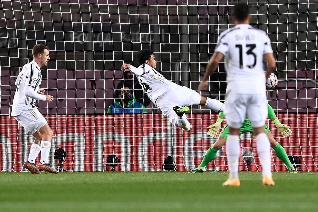 Tujuh menit berselang tim tamu menggandakan keunggulan lewat tendangan voli akrobatik Weston McKennie yang menyambut umpan silang Juan Cuadrado. Keunggulan Juve bertahan hingga turun minum.