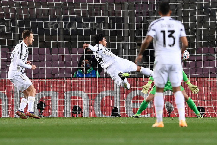 Tujuh menit berselang tim tamu menggandakan keunggulan lewat tendangan voli akrobatik Weston McKennie yang menyambut umpan silang Juan Cuadrado. Keunggulan Juve bertahan hingga turun minum.