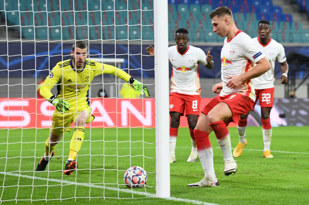 Pada pertengahan babak pertama, Leipzig membobol gawang MU melalui Willi Orban. Namun wasit menganulirnya setelah konsultasi dengan VAR karena ada pelanggaran offside sebelum terjadinya gol tersebut. Skor 2-0 bertahan hinga jeda.