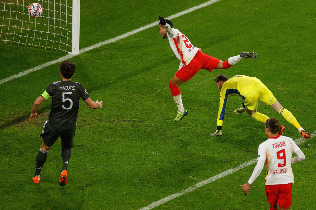 Alih-alih memperkecil ketertinggalan, gawang MU justru kembali kebobolan semenit kemudian. Kali ini gol dicetak Justin Kuilvert untuk mengubah kedudukan berubah menjadi 3-0.