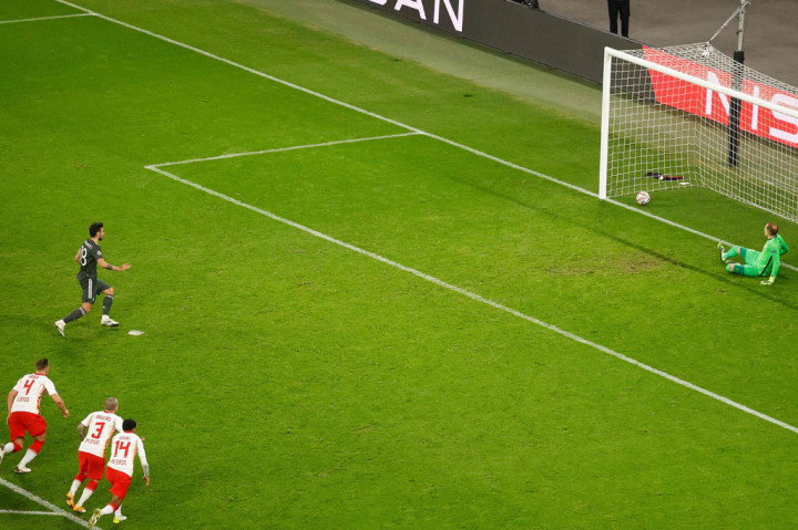 Tim tamu berhasil memperkecil kedudukan melalui titik putih pada menit ke-79 setelah Greenwood dijatuhkan Ibrahima di dalam kotak penalti. Bruno Fernandez yang menjadi eksekutor penalti sukses memperdaya Gulasci.