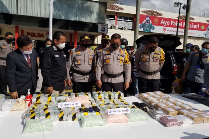 Kapolda Riau Inspektur Jenderal (Irjen) Agung Setya Imam Effendi mendapatkan penghargaan trust award dari Lembaga Kajian Strategis Polri (Lemkapi) atas keberhasilan dalam operasi penangkapan Narkoba dengan total sebanyak 700 kilogram (Kg). 