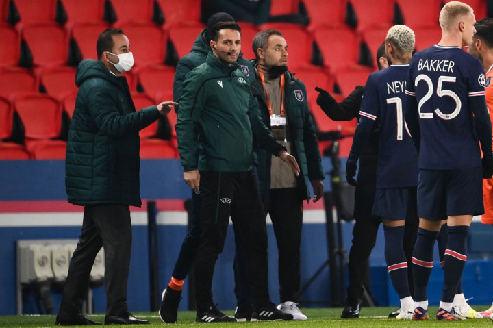 Coltescu memberikan tanda kepada wasit utama Ovidiu Hategan untuk mengusir Webo karena melakukan protes. Saat Hategan bertanya siapa yang harus diberi kartu, Coltescu menjawab 'negro' yang merujuk pada Webo. Webo kemudian protes atas panggilan tersebut.