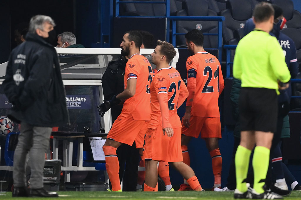 Langkah Ba ini juga membuat para pemain Paris Saint-Germain menaruh hormat dan sama-sama meninggalkan lapangan.