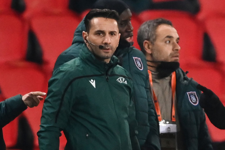 Mantan striker Chelsea yang kini bermain untuk Basaksehir, Demba Ba, mengkonfrontasi Coltescu atas komentarnya terhadap Webo. Demba Ba kemudian menginstruksikan pemain lain untuk keluar lapangan dan tak melanjutkan permainan.