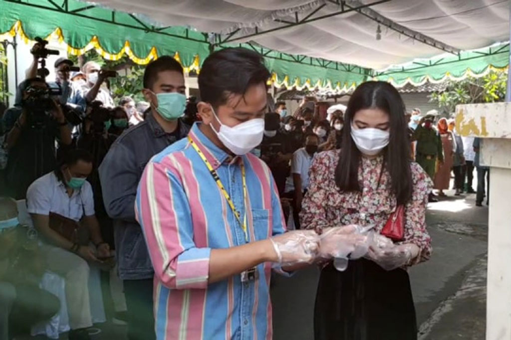 Tiba di TPS sekitar pukul 08.40 WIB, Gibran Rakabuming Raka yang ditemani isteri Selvi Ananda dan sang adik, Kaesang Pangarep diminta mencuci tangan, kemudian mendapatkan pengukuran suhu tubuh dari petugas KPPS. Petugas kemudian memberikan sarung tangan sekali pakai kepada ketiganya.